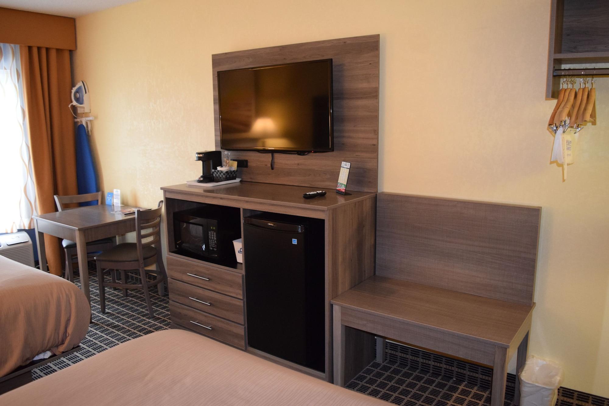 Days Inn By Wyndham Cadillac Dış mekan fotoğraf