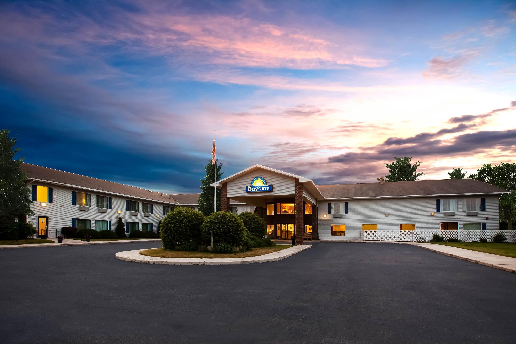 Days Inn By Wyndham Cadillac Dış mekan fotoğraf