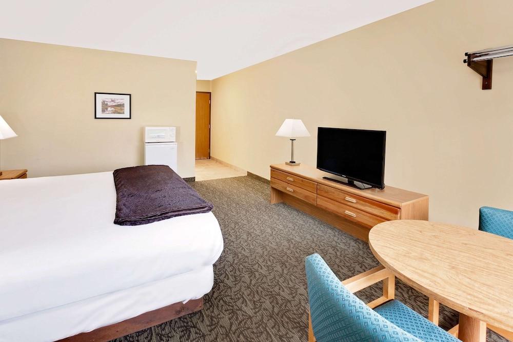Days Inn By Wyndham Cadillac Dış mekan fotoğraf