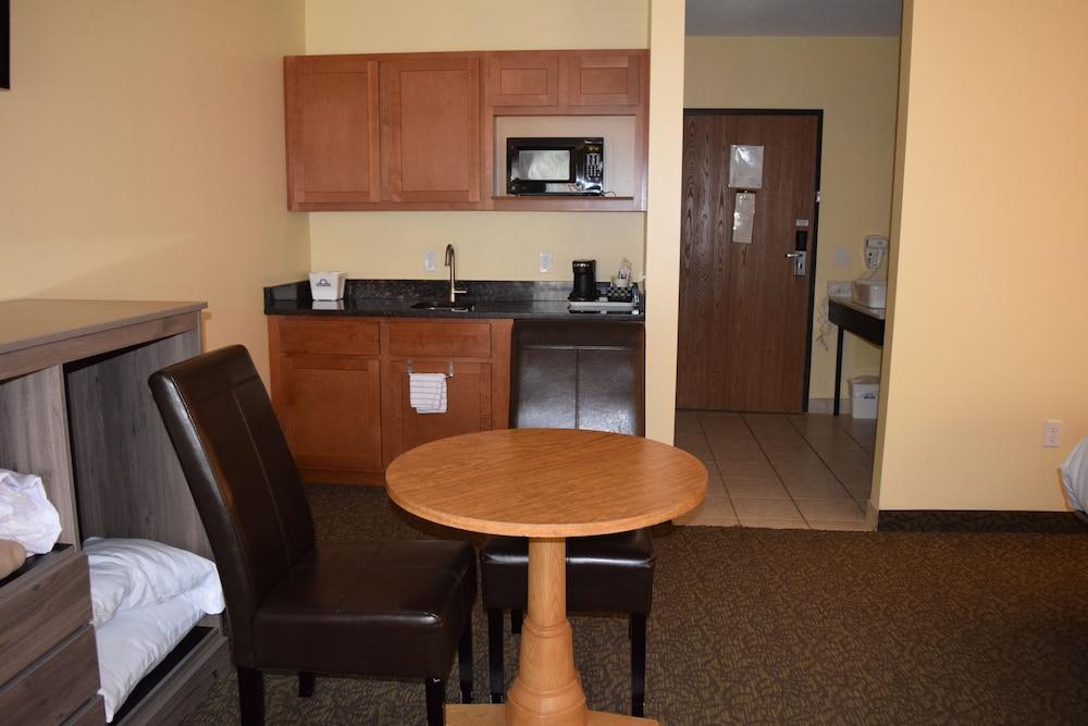 Days Inn By Wyndham Cadillac Dış mekan fotoğraf
