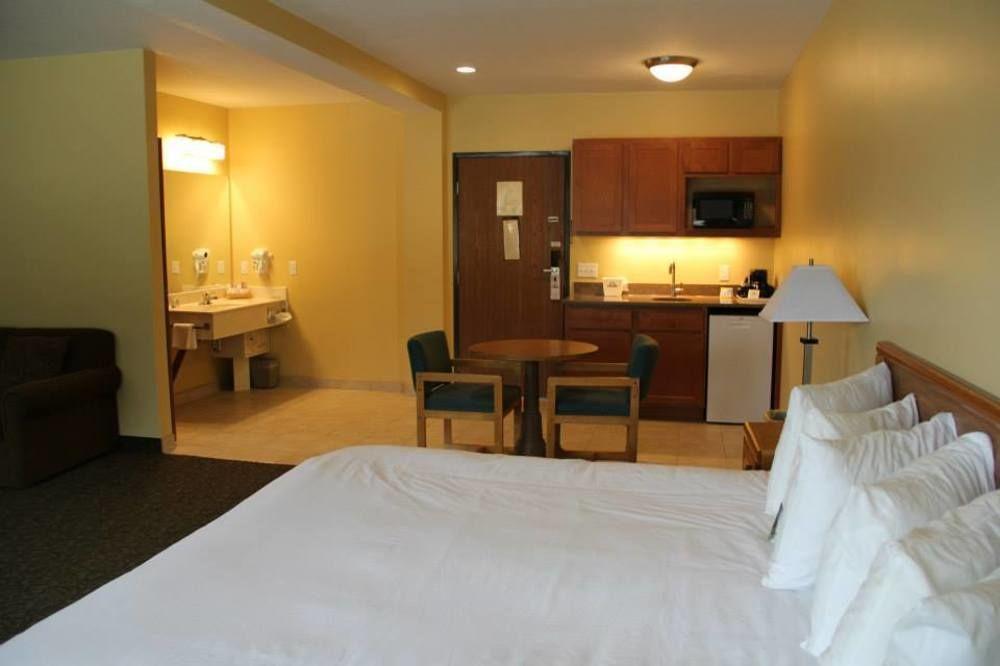 Days Inn By Wyndham Cadillac Dış mekan fotoğraf