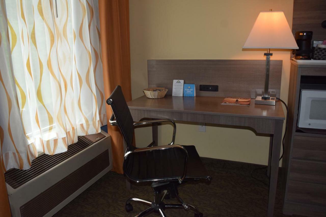 Days Inn By Wyndham Cadillac Dış mekan fotoğraf